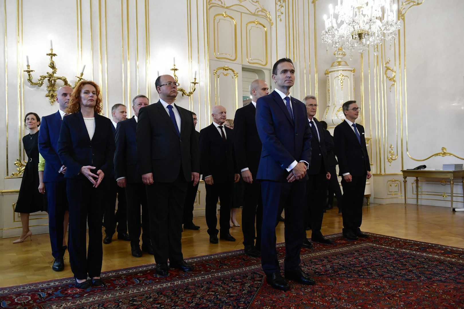 Na snÃƒÂ­mke uprostred v popredÃƒÂ­ predseda vlÃƒÂ¡dy odbornÃƒÂ­kov Ã„Â½udovÃƒÂ­t ÃƒÂ“dor stojÃƒÂ­ pred prezidentskou SR Zuzanou Ã„ÂŒaputovou.