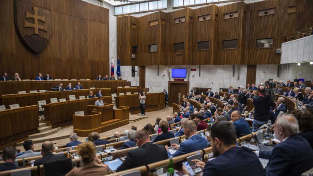 Najvhodnejší čas pre politické strany s nízkymi preferenciami odstúpiť z volieb je teraz, tvrdí politológ