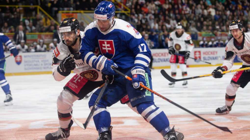 Na snímke sprava v súboji o puk Andrej Kudrna v prípravnom zápase Slovensko - Nemecko.