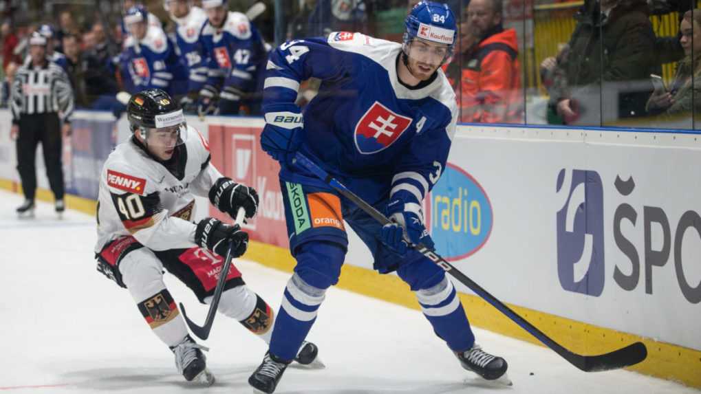 Na snímke sprava v súboji o puk Peter Cehlárik v prípravnom zápase Slovensko - Nemecko.