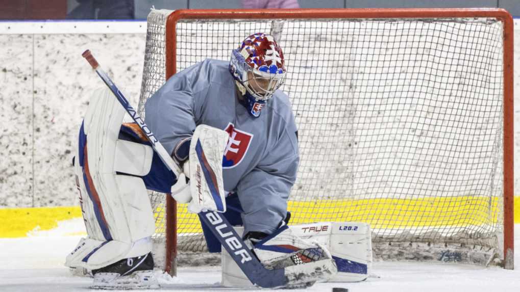 Na snímke brankár Samuel Hlavaj počas tréningu slovenskej hokejovej reprezentácie v rámci kempu pred MS 2023 v Bratislave.