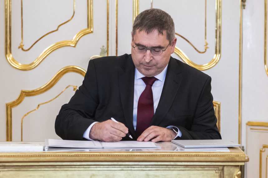 Na snímke minister školstva, vedy, výskumu a športu SR Daniel Bútora.