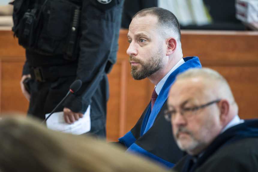 Zľava obhajca Mariana Kočnera Marek Para a advokát Aleny Zsuzsovej Štefan Neszméry.