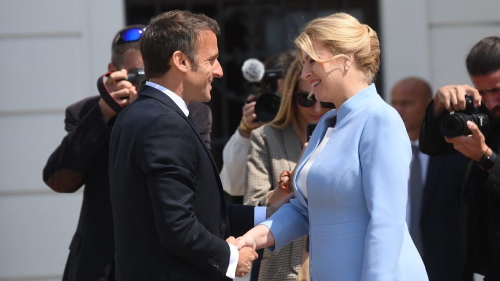 Francúzsky prezident Emmanuel Macron pricestoval na pozvanie prezidentky Zuzany Čaputovej na Slovensko.