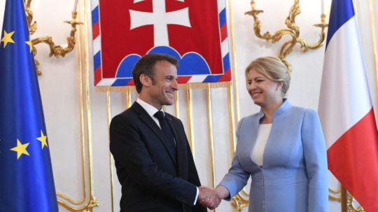 Francúzsky prezident Emmanuel Macron a Zuzana Čaputová.