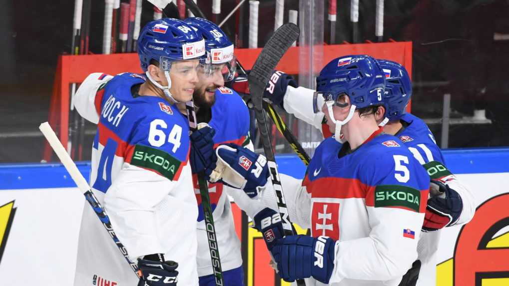 Slovenskí hokejisti oslavujú gól proti Nórsku