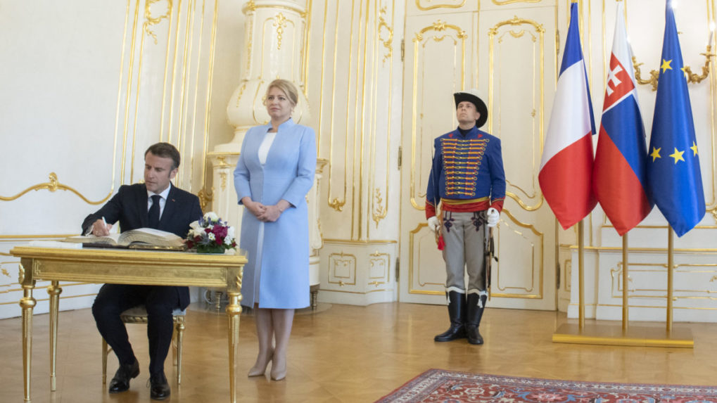 Francúzsky prezident sa zapisuje do knihy návštev.