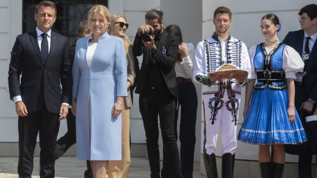 Prezidenti Slovenska a Francúzska počas slávnostnej ceremónie pred Prezidentským palácom.