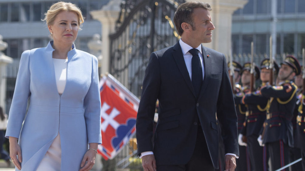 Prezidentka Zuzana Čaputová a francúzsky prezident Emmanuel Macron si prezerajú čestnú stráž.