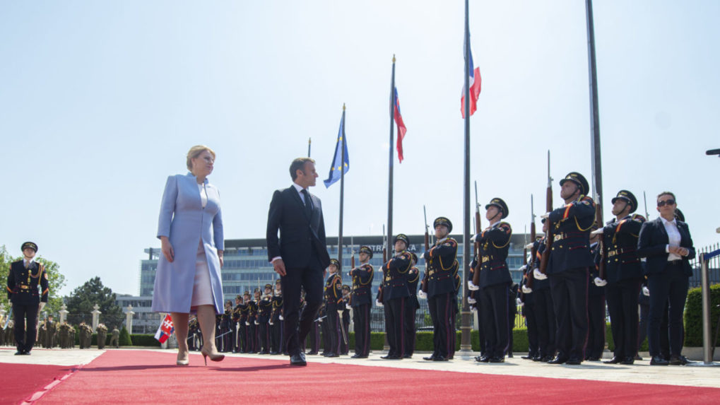 Francúzsky prezident Emmanuel Macron prišiel na návštevu Slovenska na pozvanie Zuzany Čaputovej.