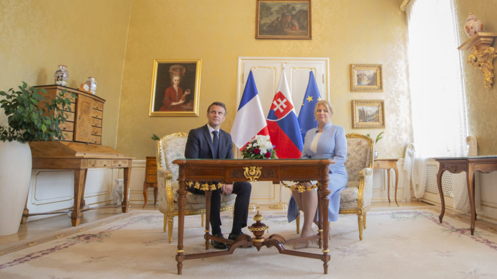 Vľavo prezident Francúzska Emmanuel Macron a slovenská prezidentka Zuzana Čaputová.