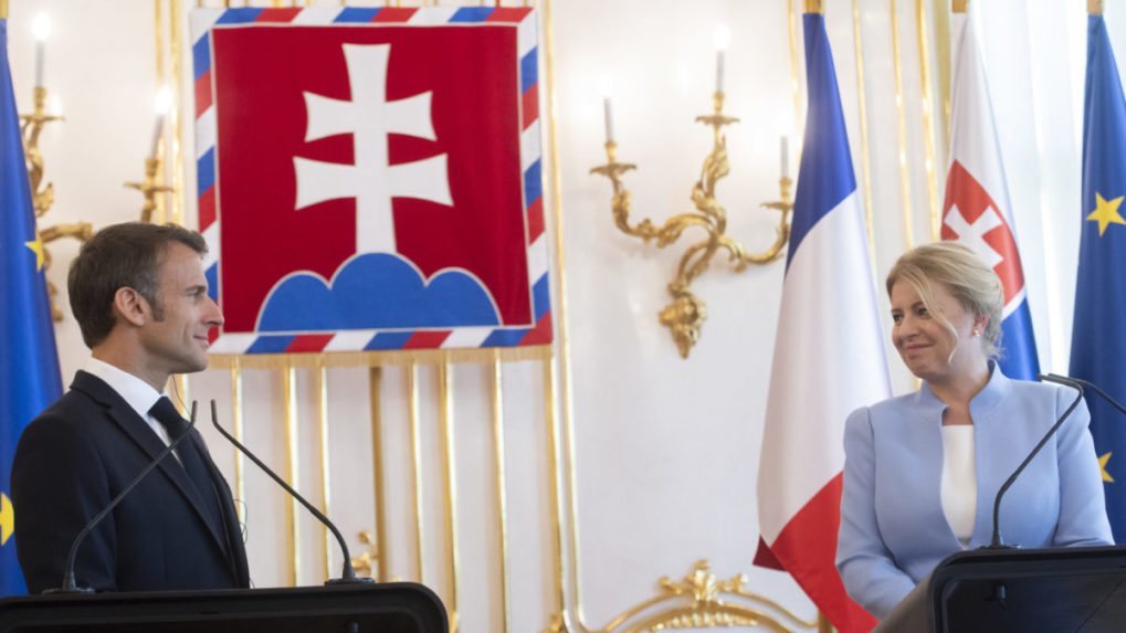 Sprava prezidentka Zuzana Čaputová a francúzsky prezident Emmanuel Macron.