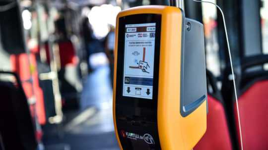 Na snímke elektronická čítačka v interiéri autobusu MHD v Bratislave.