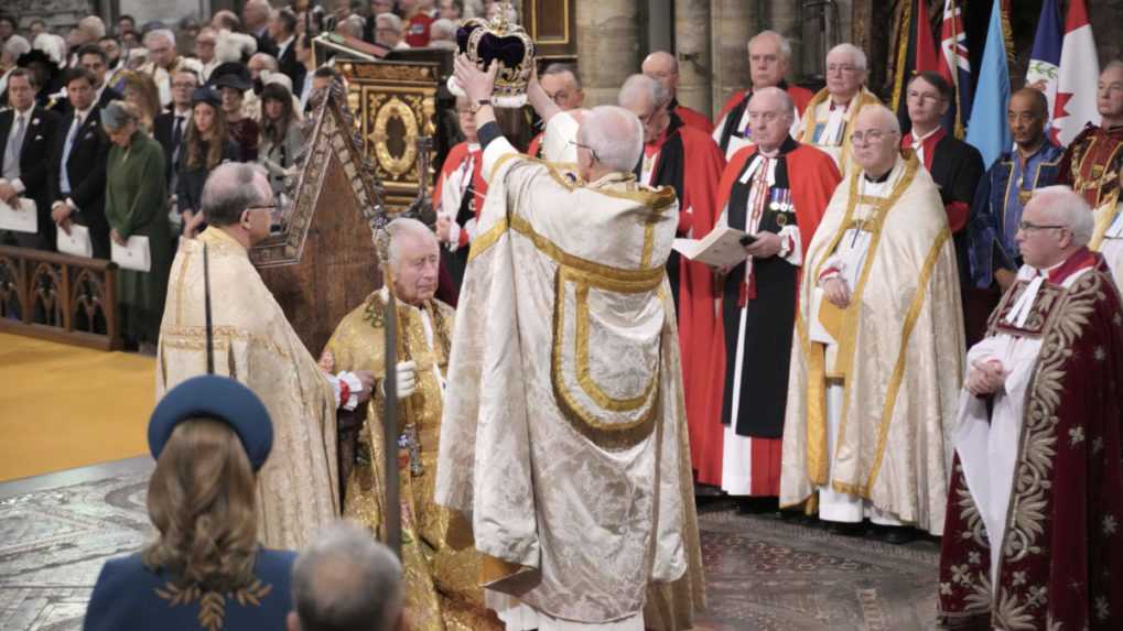 Anglikánsky canterburský arcibiskup Justin Welby položil Karolovi III. na hlavu korunu svätého Eduarda.