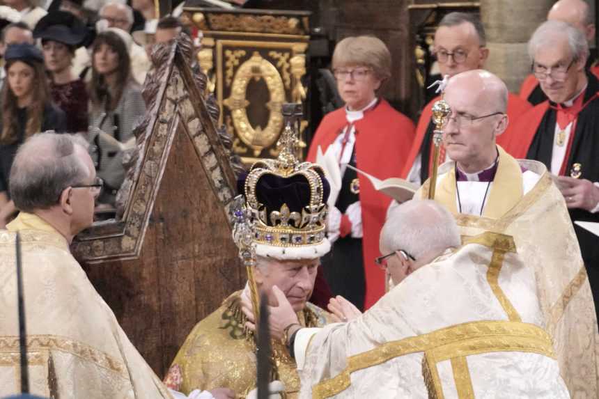Kráľ Karol III. z balkóna Buckinghamského paláca pozdravil davy priaznivcov monarchie