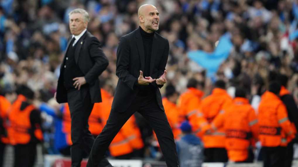 Tréner Manchestru City Pep Guardiola reaguje na gól Bernarda Silvu.