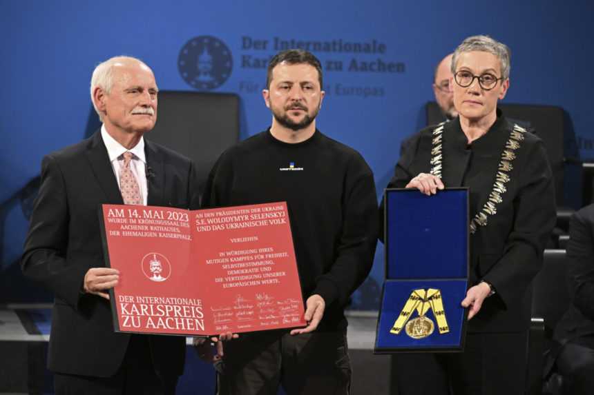 Ukrajinský prezident Volodymyr Zelenskyj (uprostred) a starostka Aachenu Sibylle Keupenová počas slávnostného odovzdávania Ceny Karola Veľkého v nemeckom Aachene 14. mája 2023.