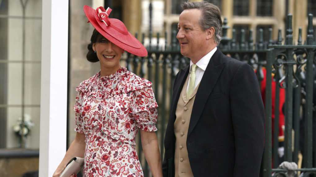 Na snímke bývalý britský premiér David Cameron a jeho manželka Samantha.