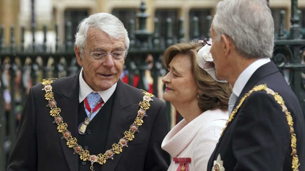 Britskí expremiéri John Major (vľavo), Tony Blair (vpravo) a jeho manželka Cherie Blairová (uprostred).