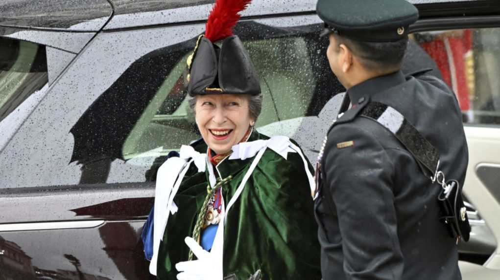 Britská princezná Anne prichádza na slávnostnú korunováciu britského kráľa Karola III. a jeho manželky.