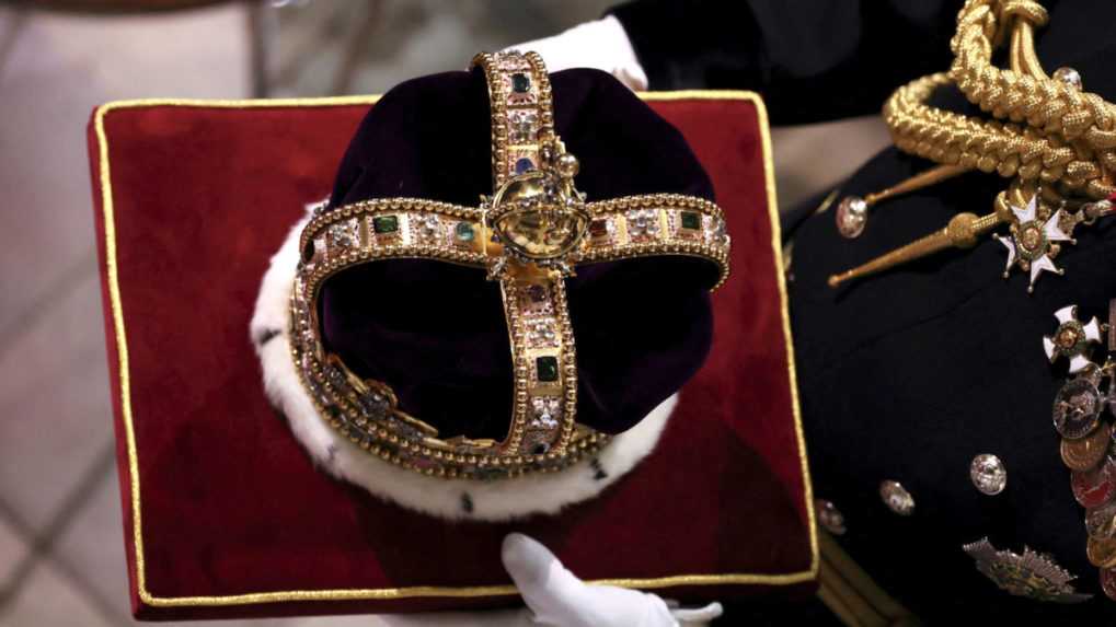 Korunu svätého Eduarda zo 17. storočia prinášajú na slávnostnú korunováciu britského kráľa Karola III. a jeho manželky Kamily.