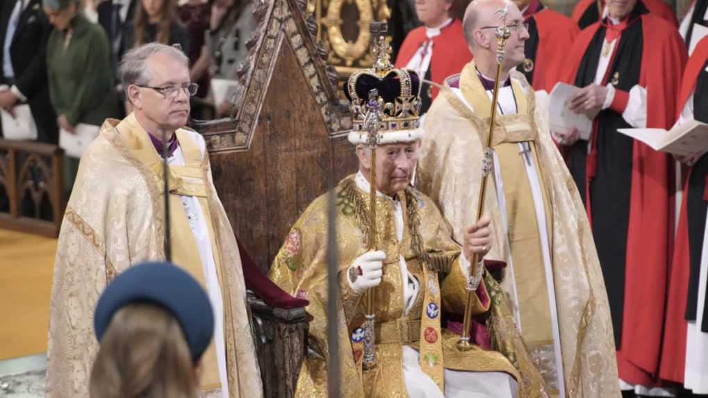 Britský kráľ Karol III. má na hlave korunu svätého Eduarda počas korunovácie vo Westminsterskom opátstve.