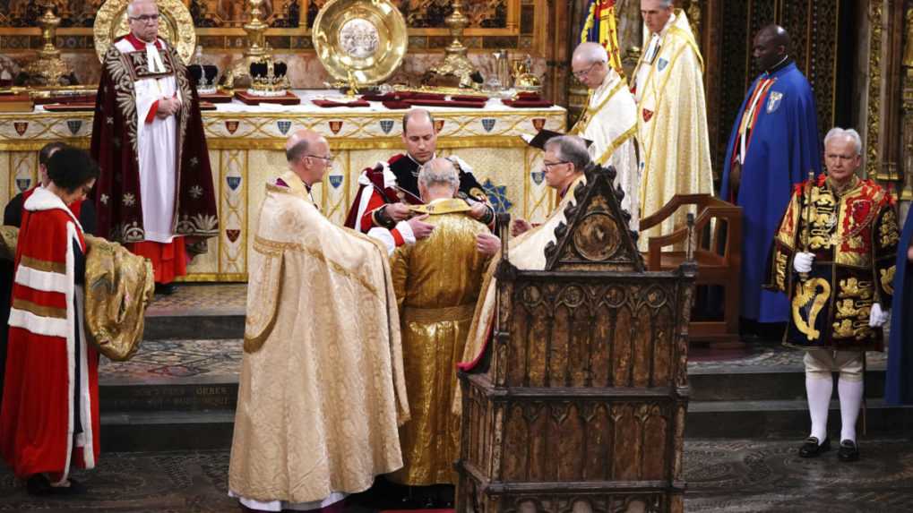 Princ William predáva kráľovskú štólu svojmu otcovi - britskému kráľovi Karolovi III.