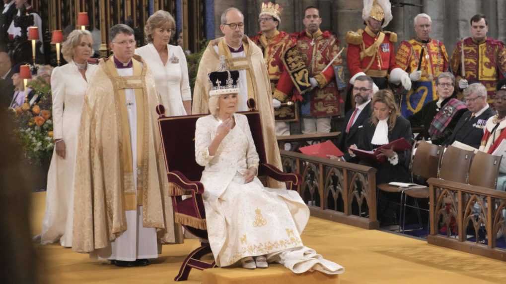 Britská kráľovná Kamila má na hlave korunu kráľovnej Márie.