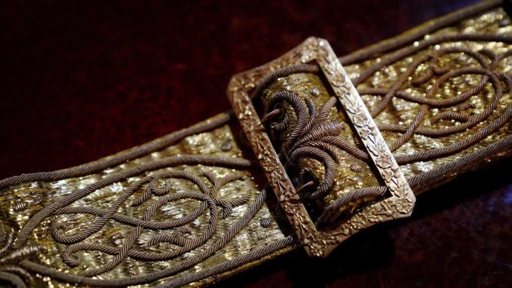 Korunovačný opasok vystavený v Buckinghamskom paláci.