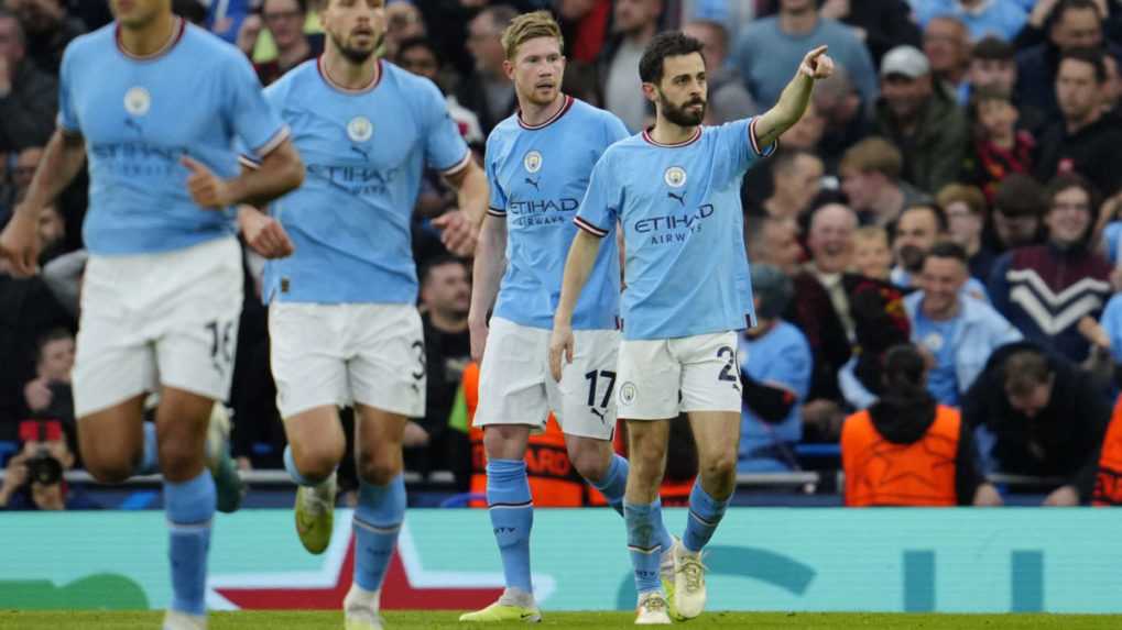 Vpravo portugalský stredopoliar Manchestru Bernardo Silva oslavuje svoj úvodný gól v odvete semifinále Ligy majstrov.