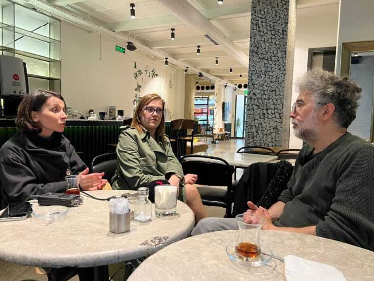 Na snímke redaktorka RTVS Miroslava Neira Cuellar Hospodárová a turecko-francúzsky redaktor a zástupca organizácie Reportéri bez hraníc Erol Önderoğlu.