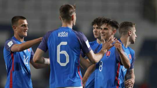 Slovenskí futbalisti oslavujú gól proti Fidži na MS vo futbale U20