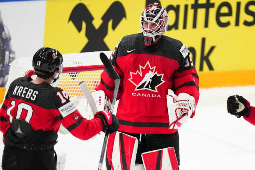 Na snímke je brankár Samuel Montembeault.