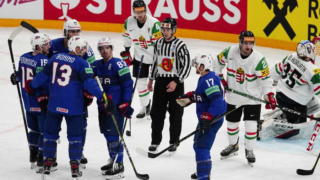 Hokejisti USA oslavuj&uacute; g&oacute;l proti Maďarsku