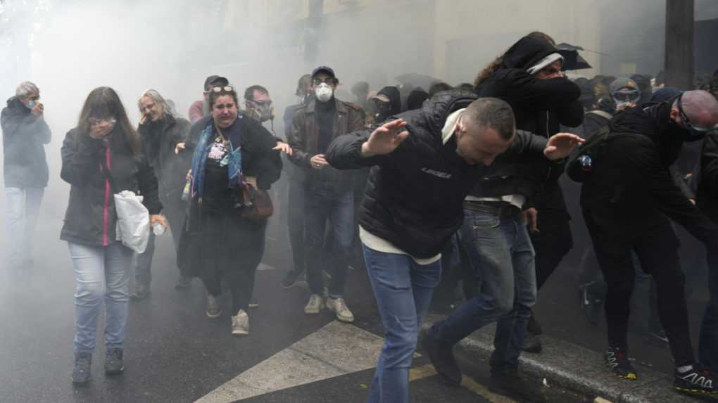 Stovky tisíc ľudí vo Francúzsku opäť protestovali proti dôchodkovej reforme