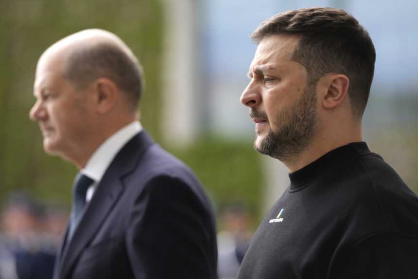 Nemecký kancelár Olaf Scholz (vľavo) a ukrajinský prezident Volodymyr Zelenskyj počas stretnutia 14. mája 2023 v Berlíne.