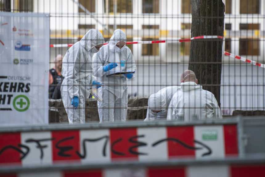 Forenzní pracovníci na dvore školy v Belíne, na ktorej došlo k útoku.