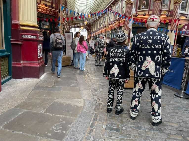 Na snÃƒÂ­mke sÃƒÂº dve osoby v perlami peÃ…Â¡ÃƒÂ­vanÃƒÂ½ch oblekoch.