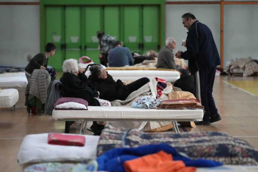 Na snímke evakuovaní obyvatelia, ktorí našli dočasný domov v miestnej telocvični gymnázia v zaplavenej obci Castel Bolognese.