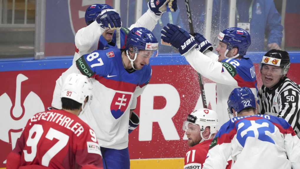 Slovenskí hokejisti oslavujú gól proti Švajčiarsku