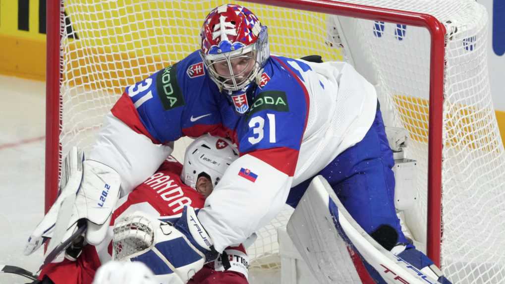 Slovenský bránkar so švajčiarskym hráčom