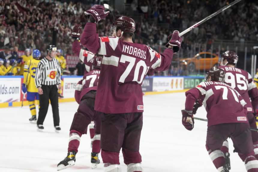 Na snímke sú hokejisti Lotyšska.