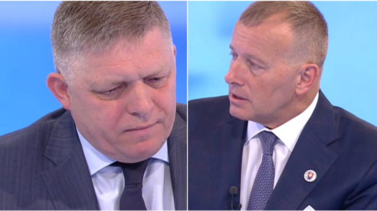 Zľava líder opozičnej strany Smer-SD Robert Fico a predseda parlamentu Boris Kollár.