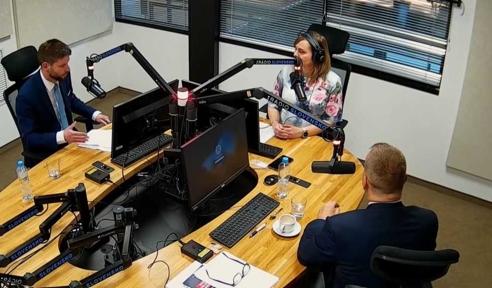 V š´tudiu Sobotných dialógov moderátorka Marta Jančkárová predseda NR SR Boris Kollár a podpredseda EP Michal Šimečka.