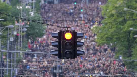 Ľudia protestujú proti násiliu v Belehrade v piatok 12. mája 2023.