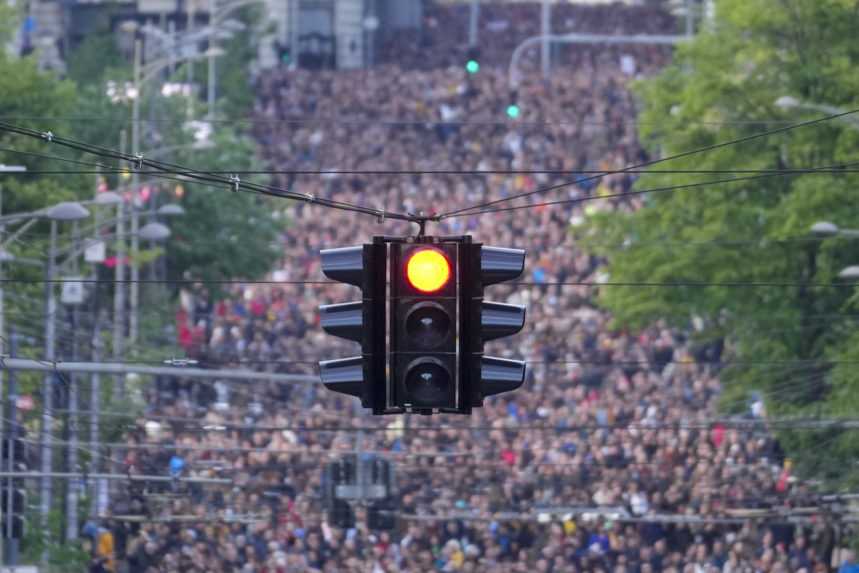 V Belehrade a ďalších srbských mestách opäť protestovali tisícky ľudí