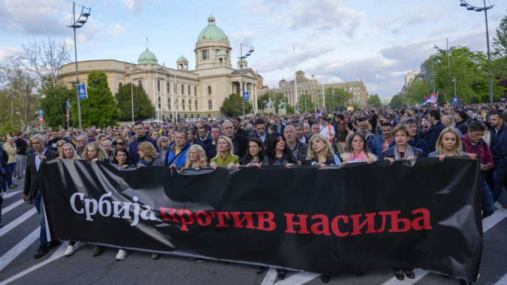 Po masových streľbách sa v Belehrade zhromaždili tisíce ľudí proti násiliu