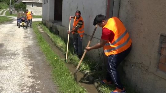 Na snímke aktivační pracovníci čistia okraj cesty.