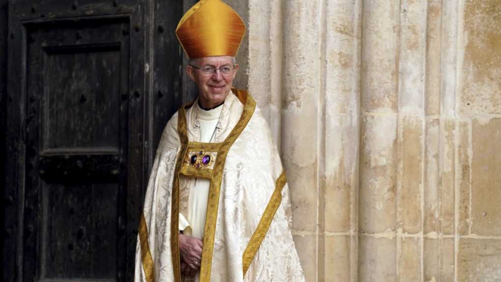 Arcibiskup z Canterbury Justin Welby stojí vo Westminsterskom opátstve pred korunováciou kráľa Karola III. a jeho manželky Kamily.