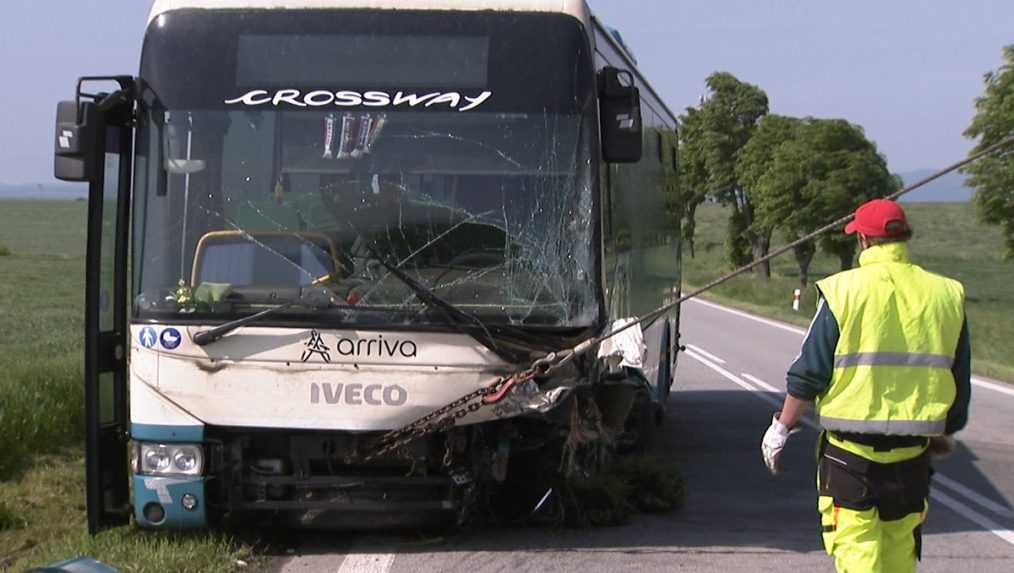 Autobus po čelnej zr&aacute;žke s osobn&yacute;m vozidlom.